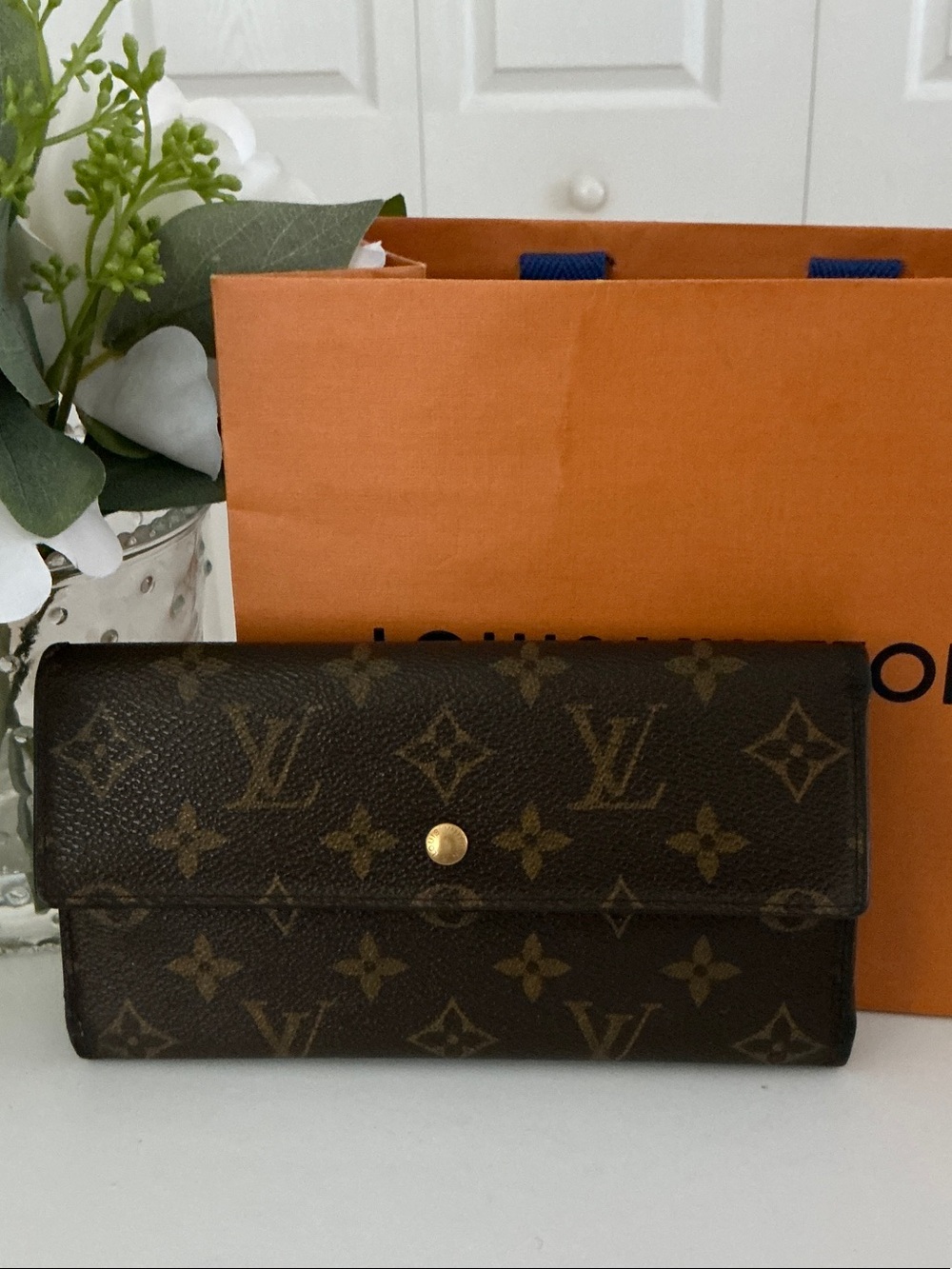 LOUIS VUITTON Authentic Monogram International Clutch Wallet w/unbranded chain